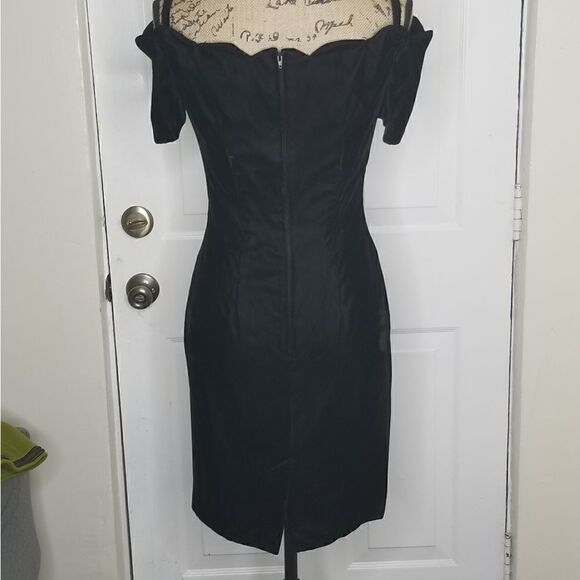 Bee Darlin | Vintage Velvet Scalloped Neck Dress - Picture 2 of 8